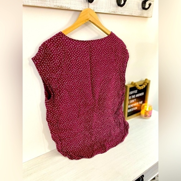 Maroon Polka Sleeveless Blouse ~Like NEW 🤍 - Picture 5 of 12